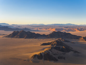 Afrika, Namibia, Hardap, Hammerstein, Kulala Wilderness Reserve, Tsaris Berge, Sossusvlei Region, Namib Wüste bei Sonnenuntergang - AMF004439