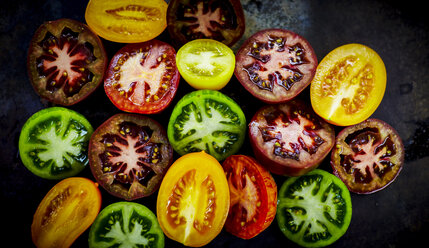 Hälften von verschiedenfarbigen Tomaten - KSWF001668