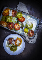 Auflaufform mit gratinierten Tomatenscheiben verschiedener Farben - KSWF001672