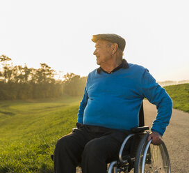 Älterer Mann im Rollstuhl in der Natur - UUF006152