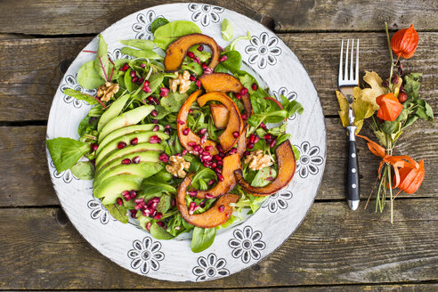 Herbstlicher Salat mit Kürbis, Granatapfelkernen, Avocado und Walnüssen - SARF002315