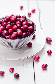 Bowl of fresh cranberries - CZF000228