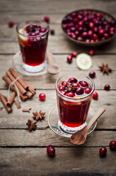 Glas Cranberrysaft mit frischen Cranberries, Zitronenscheiben und Gewürzen - CZF000230