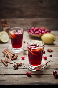 Glas Cranberrysaft mit frischen Cranberries, Zitronenscheiben und Gewürzen - CZF000231