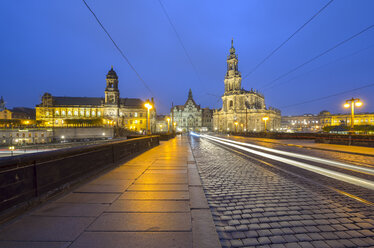 Deutschland, Dresden, Augustusbrücke, Altstadt am Abend - RJF000532