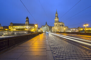 Deutschland, Dresden, Augustusbrücke, Altstadt am Abend - RJF000532