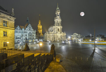 Deutschland, Dresden, Dresdner Kathedrale, Dresdner Schloss, Georgenbau, Schlossplatz bei Nacht - RJF000534