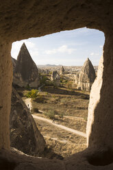 Türkei, Kappadokien, Goereme National Park, Felsformationen, Blick durch eine Felsenhöhle - FCF000802