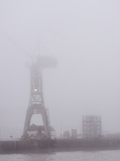 Deutschland, Hamburg, Hamburger Hafen, Hafenkran und Nebel - KRP001646