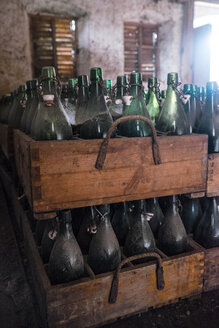 Deutschland, Burghausen, alte hölzerne Bierkästen mit leeren Bierflaschen in der Abtei Raitenhaslach - HAMF000100