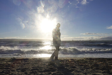 Kanada, Vancouver Island, Longbeach, Person bei einem Strandspaziergang - TMF000052