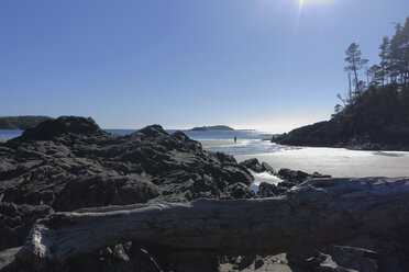 Kanada, Vancouver Island, Longbeach, Person bei einem Strandspaziergang - TMF000054