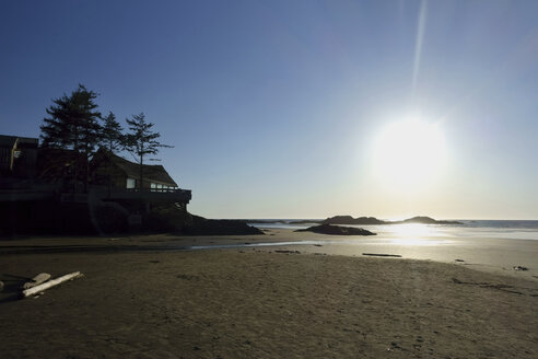 Kanada, Vancouver Island, Longbeach, Strandhaus bei Sonnenuntergang - TMF000055