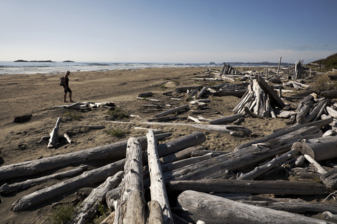 Kanada, Vancouver Island, Longbeach, Person bei einem Strandspaziergang, lizenzfreies Stockfoto