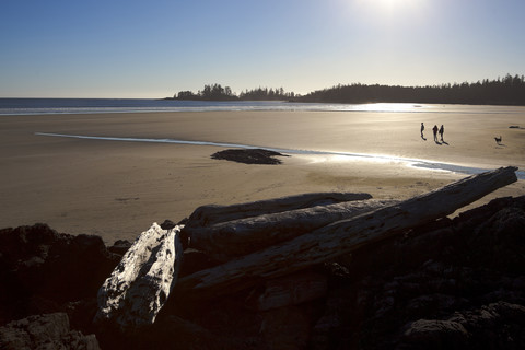 Kanada, Vancouver Island, Longbeach, Spaziergänger am Strand, lizenzfreies Stockfoto