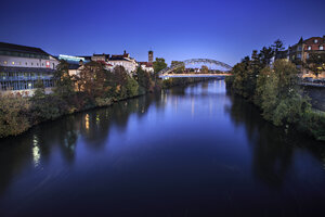 Deutschland, Bayern, Franken, Bamberg, Fluss Regnitz bei Nacht - VT000486