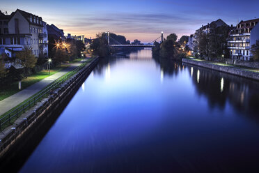 Deutschland, Bayern, Franken, Bamberg, Fluss Regnitz bei Nacht - VT000487