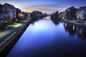 Deutschland, Bayern, Franken, Bamberg, Fluss Regnitz bei Nacht - VT000487