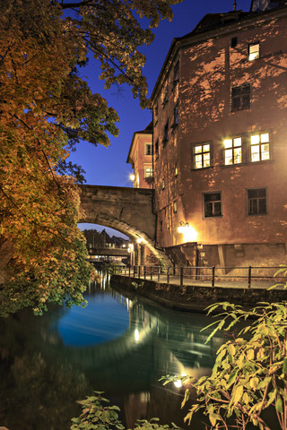 Deutschland, Bayern, Bamberg, Fluss Regnitz bei Nacht, lizenzfreies Stockfoto