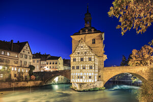 Deutschland, Bayern, Franken, Bamberg, Blick auf das alte Rathaus über die Regnitz bei Nacht - VT000489