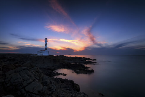 Spanien, Balearische Inseln, Menorca, Faro de Favaritx, Leuchtturm bei Sonnenuntergang - SMAF000396
