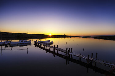 Spanien, Menorca, Hafen bei Sonnenuntergang - SMAF000397