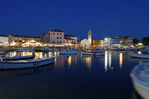 Kroatien, Istrien, Fazana, Hafen bei Nacht - LBF001285