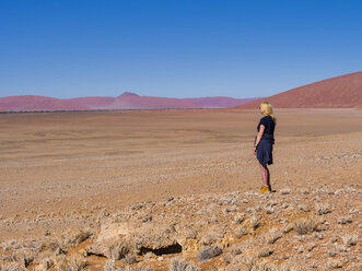 Afrika, Namibia, Hardap, Hammerstein, Tsaris-Gebirge, Touristin in der Namib-Wüste stehend - AMF004453