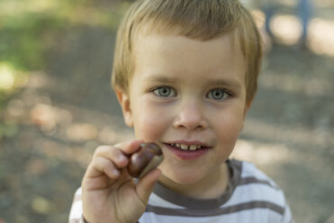 Porträt eines kleinen Jungen mit Kastanie - PAF001479