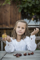 Porträt eines Mädchens mit Kastanien - PAF001483