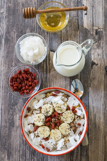 Schale Müsli mit Bananenscheiben, Chiasamen, Kokoschips und Gojibeeren - SARF002326