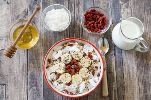 Schale Müsli mit Bananenscheiben, Chiasamen, Kokoschips und Gojibeeren - SARF002327