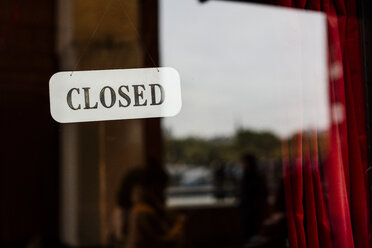 UK, London, geschlossenes Schild an der Fensterscheibe in einem Restaurant - MAU000077