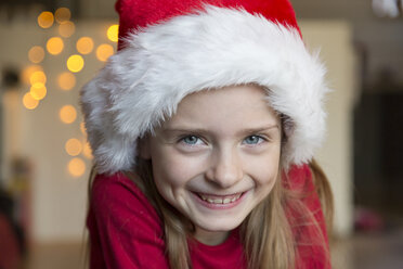 Porträt eines lächelnden Mädchens mit Weihnachtsmütze - SARF002337