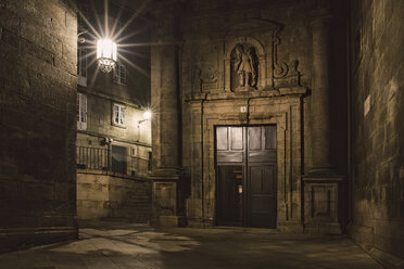 Spanien, Santiago de Compostela, Fassade des Klosters San Paio de Antares bei Nacht - RAEF000674