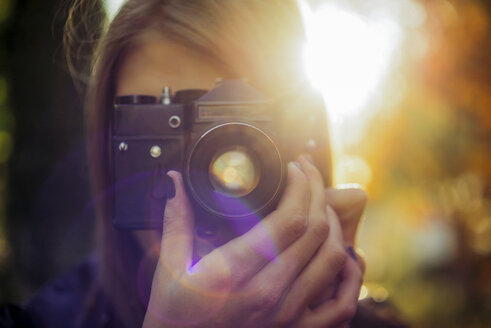 Woman taking photos with vintage camera - JPF000072