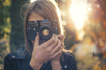 Woman taking photos with vintage camera - JPF000073