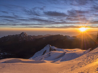 Bolivien, Bezirk La Paz, Altiplano, Sonnenaufgang auf dem Gipfel des Huayna Potosi - LOMF000098