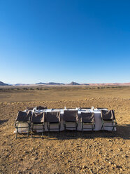 Namibia, Hardap, gedeckter Tisch in der Wüste - AMF004459