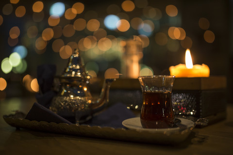 Türkischer Tee, Kerzenlicht, lizenzfreies Stockfoto