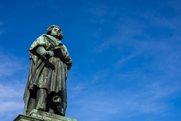 Deutschland, Bonn, Beethoven-Statue auf dem Münsterplatz - WGF000771