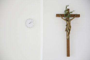 Kreuz und Uhr in einem Presbyterium - JAT000782