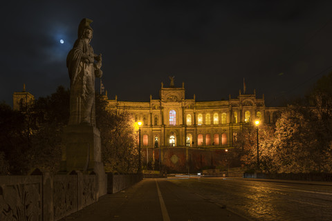 Deutschland, Bayern, München, Maximilianstraße und das Maximilianeum bei Nacht, lizenzfreies Stockfoto