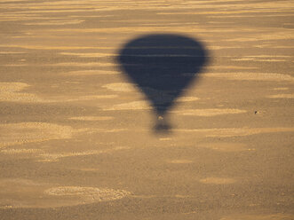Namibia, Sossusvlei, Kulala Wilderness Reserve, Schatten eines Luftballons - AMF004463