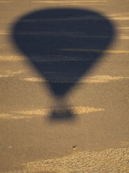 Namibia, Sossusvlei, Kulala Wilderness Reserve, Schatten eines Luftballons - AMF004464