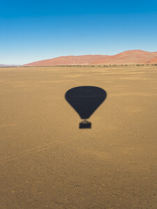 Namibia, Sossusvlei, Kulala Wilderness Reserve, Schatten eines Luftballons - AMF004465