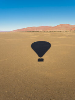 Namibia, Sossusvlei, Kulala Wilderness Reserve, Schatten eines Luftballons - AMF004465