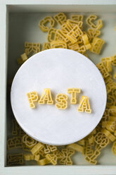Teller mit Nudelbuchstaben, die das Wort 'Pasta' bilden - MYF001235