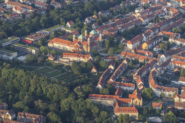 Deutschland, Niedersachsen, Hildesheim, Luftbild mit Sankt Michaelis Kirche - PVCF000730