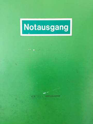 Notausgangsschild an der grünen Tür, lizenzfreies Stockfoto